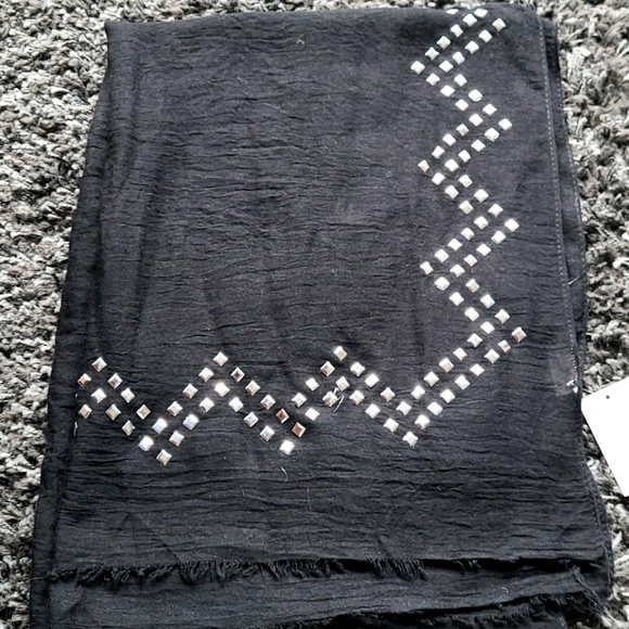 Black studded scarf - Picture 1 of 2